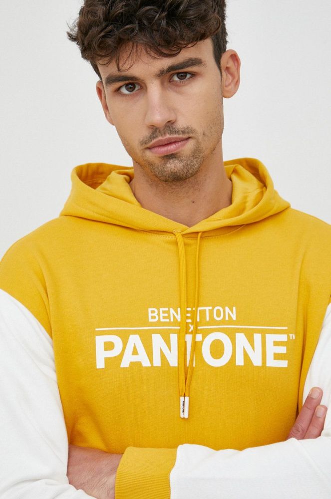 Бавовняна кофта United Colors of Benetton X Pantone чоловіча колір жовтий з капюшоном візерунок