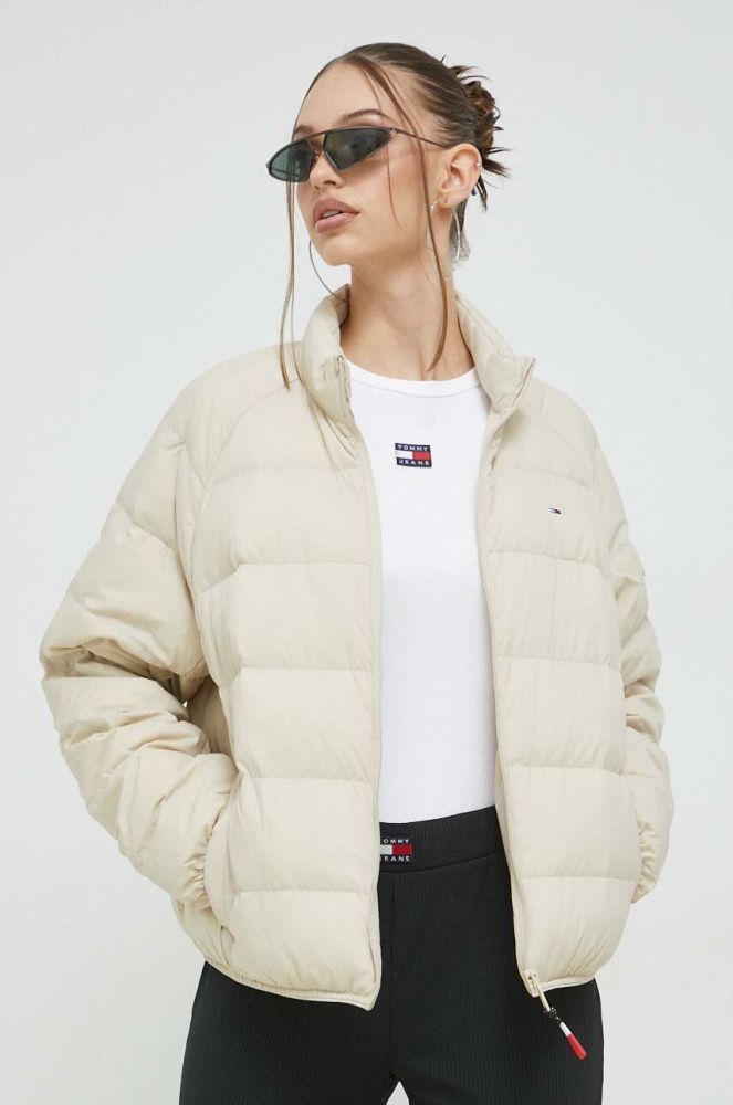 Пухова куртка Tommy Jeans жіноча колір бежевий перехідна (3010290)